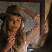 Un milione di modi per morire nel West: Charlize Theron nel ruolo di Anna in una scena del film