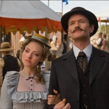 Un milione di modi per morire nel West: Amanda Seyfried con Neil Patrick Harris in un momento del film 