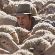 Un milione di modi per morire nel West: Seth MacFarlane tra le pecore in una scena del film