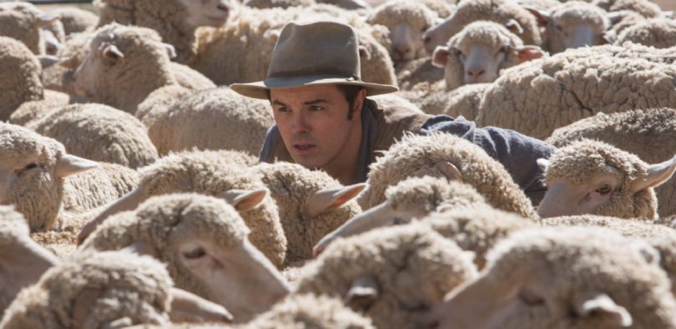 Un milione di modi per morire nel West: Seth MacFarlane tra le pecore in una scena del film