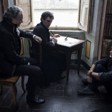 Il giovane favoloso: Elio Germano con Massimo Popolizio e Mario Martone sul set del film