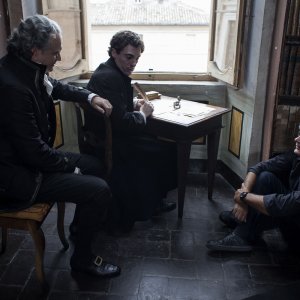 Il giovane favoloso: Elio Germano con Massimo Popolizio e Mario Martone sul set del film