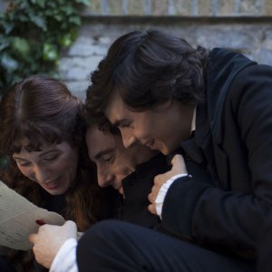 Il giovane favoloso: Elio Germano insieme a Isabella Ragonese ed Edoardo Natoli in una scena del film