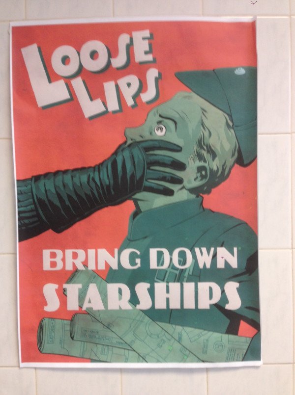 Star Wars: Episode VII - Un poster a Pinewood consiglia ai visitatori di tenere la bocca chiusa