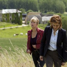 La moglie del cuoco: Emmanuelle Devos passeggia nei prati con Karin Viard in una scena del film