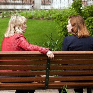 La moglie del cuoco: Emmanuelle Devos parla con Karin Viard in una scena del film