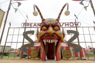 American Horror Story Freak Show: una scena della première Monsters Among Us