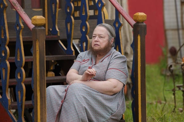 American Horror Story Freak Show: Kathy Bates interpreta Ethel Darling in Massacres and Matinees