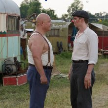 American Horror Story Freak Show: Michael Chiklis ed Evan Peters nell'episodio Massacres and Matinees