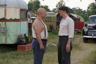 American Horror Story Freak Show: Michael Chiklis ed Evan Peters nell'episodio Massacres and Matinees