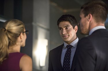 Arrow: Emily Bett Rickards, Brandon Routh e Stephen Amell in The Calm