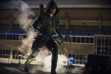 Arrow: Stephen Amell interpreta una scena in The Calm