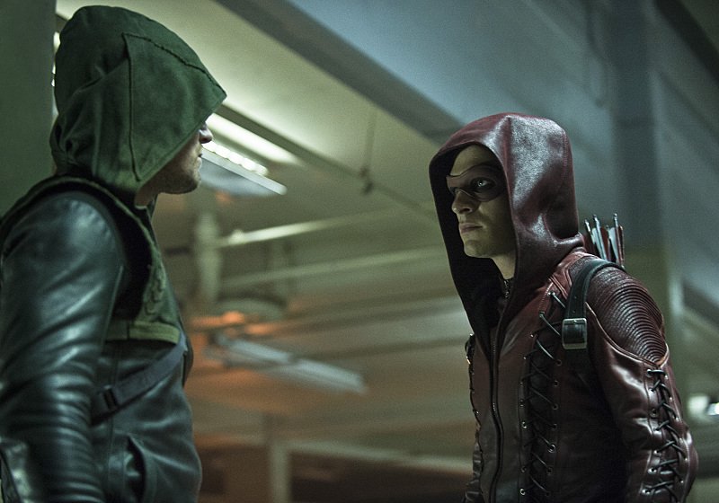 Arrow: Stephen Amell e Colton Haynes nell'episodio The Calm