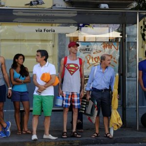 Vincenzo Salemme con Nando Paone e Carlo Buccirosso in una scena di ...E fuori nevica!