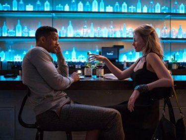 Focus: Will Smith e Margot Robbie seduto al bar