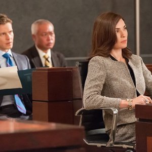 The Good Wife: Matt Czuchry e Julianna Margulies in una scena dell'episodio Dear God