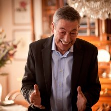 Buoni a nulla: Gianni di Gregorio, regista e interprete del film, sorride in una scena