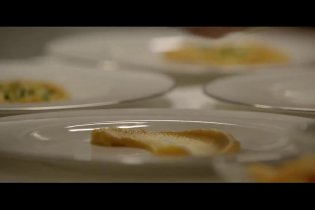 Clip 'Una cena con lo staff' - La moglie del cuoco