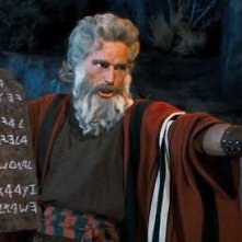 Charlton Heston in una scena de I dieci comandamenti