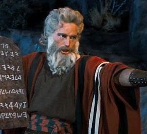 Charlton Heston in una scena de I dieci comandamenti