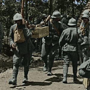 Fango e Gloria: una scena con immagini di repertorio tratta dal film