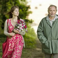 Gemma Arterton a passeggio con Fabrice Luchini in una scena di Gemma Bovery