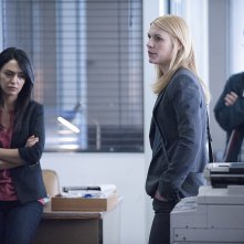 Homeland: Nazanin Boniadi e Claire Danes nell'episodio Shalwar Kameez