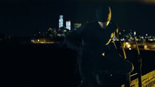 Daredevi: Charlie Cox indossa il costume dell'eroe di Hell's Kitchen in una delle prime immagini della serie
