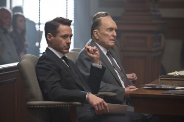 The Judge: Robert Downey Jr. con Robert Duvall in una scena del film