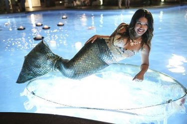 Jane The Virgin: Gina Rodriguez in una scena della puntata Chapter One