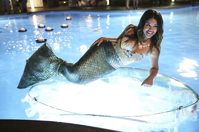 Jane The Virgin: Gina Rodriguez in una scena della puntata Chapter One