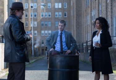 Gotham: Donal Logue, Ben McKenzie e Zabryna Guevara nell'episodio intitolato Arkham