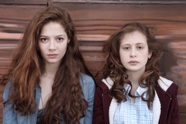 Les Revenants: Yara Pilartz e Jenna Thiam una scena della serie