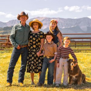 Lo straordinario viaggio di T.S. Spivet: Helena Bonham Carter con Kyle Catlett, Callum Keith Rennie, Niamh Wilson e Jakob Davies in una scena del film