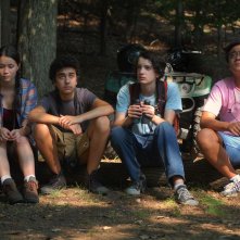 Kodi Smit-McPhee con Katie Chang, Alex Wolff e Michael Chen in Guida tascabile per la felicità