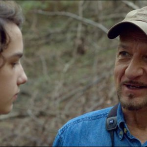 Guida tascabile per la felicità: Kodi Smit-McPhee con Ben Kingsley in una scena del film