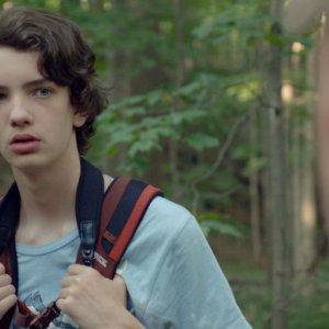 Kodi Smit-McPhee nei panni di David, appassionato di birdwatching in Guida tascabile per la felicità