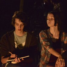 Guida tascabile per la felicità: Kodi Smit-McPhee con Katie Chang in un momento del film