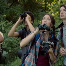 Guida tascabile per la felicità: Kodi Smit-McPhe fa birdwatching insieme a Katie Chang, Alex Wolff e Michael Chen