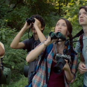 Guida tascabile per la felicità: Kodi Smit-McPhe fa birdwatching insieme a Katie Chang, Alex Wolff e Michael Chen