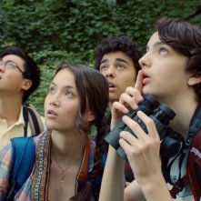Guida tascabile per la felicità: Kodi Smit-McPhee con Katie Chang, Alex Wolff e Michael Chen in una scena del film