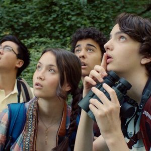 Guida tascabile per la felicità: Kodi Smit-McPhee con Katie Chang, Alex Wolff e Michael Chen in una scena del film