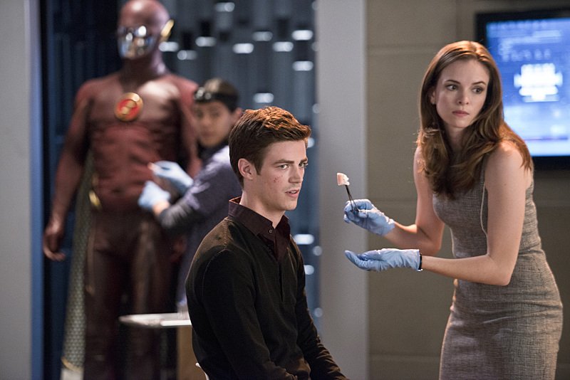 The Flash: Grant Gustin e Danielle Panabaker nella puntata Fastest Man Alive