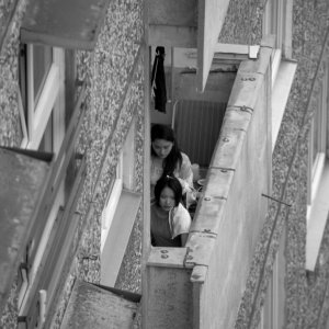 We are young. We are strong.: Trang Le Hong con Mai Duong Kieu in una scena del film