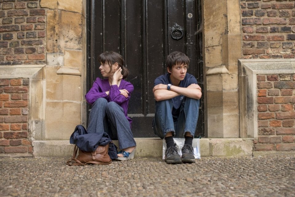 X + Y: Asa Butterfield insieme a Sally Hawkins in una scena