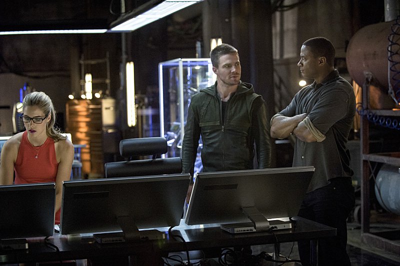 Arrow: Emily Bett Rickards, Stephen Amell e David Ramsey nell'episodio intitolato Sara