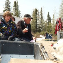 Il mio amico Nanuk: Dakota Goyo con il co-regista del film Roger Spottiswoode e Nanuk in una foto dal set