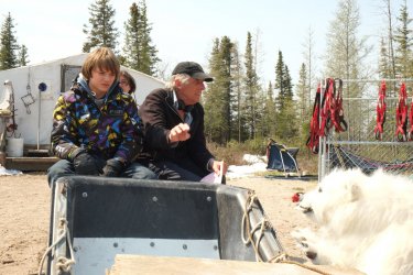 Il mio amico Nanuk: Dakota Goyo con il co-regista del film Roger Spottiswoode e Nanuk in una foto dal set