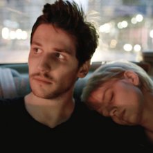 Eden: Félix de Givry con Pauline Etienne in una scena del film