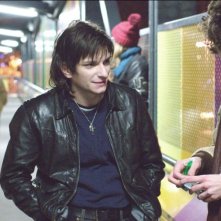 Eden: Vincent Lacoste (sulla destra) in una scena del film